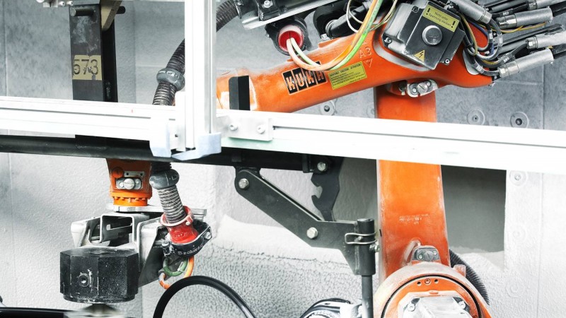 KUKA KR 16機(jī)器人助力Erhardt + Abt實現(xiàn)后橋驅(qū)動軸涂漆